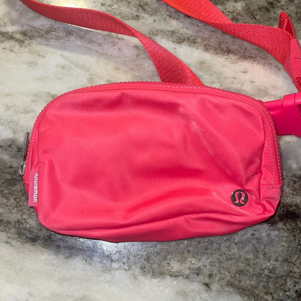 Lululemon Everywhere Belt Bag in Lipstick